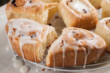 Çörekler, buzlanma ile ızgara üzerinde rulo