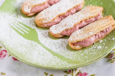 eklerleri krema çilek Ahududu ve pudra şekeri ile