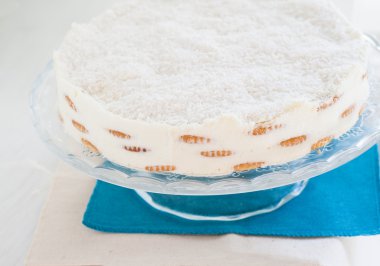 Hindistan cevizi Kek pasta üzerinde mavi bir havlu