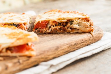 tavuk ve sebze rustik bo quesadillas yığını