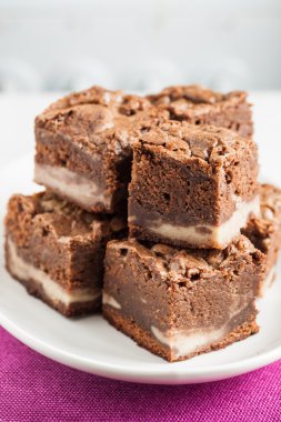 mascarpone ile çikolatalı kek bir tabağa dizilir mermer