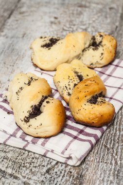 bir havlu üzerinde yalan haşhaş tohumu ile rulo