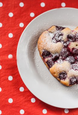 Kek kiraz ve pudra şekeri ile