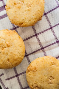 Beyaz bir havlu üzerinde çikolata ile vanilyalı kek cupcakes