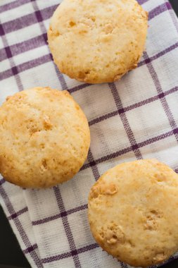 Beyaz bir havlu üzerinde çikolata ile vanilyalı kek cupcakes