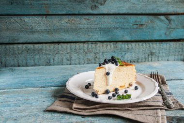 Süzme peynir pişmiş puding, ekşi krema ve yaban mersini 