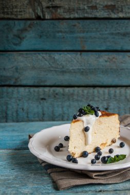 Süzme peynir pişmiş puding, ekşi krema ve yaban mersini 