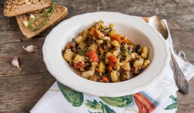 Rustik tarzda İtalyan otlar ile sebze güveç