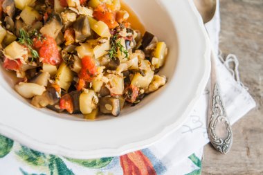 Rustik tarzda İtalyan otlar ile sebze güveç