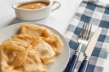 karamel soslu krep krep bir plaka üzerinde yatıyordu