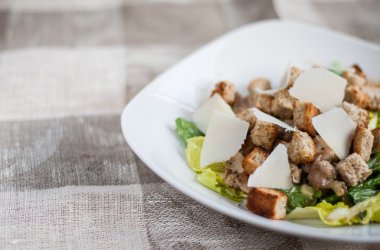 Sezar salata tavuk, marul ve peynir ile