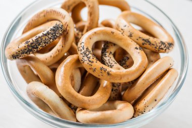 Bir cam kase etli simit