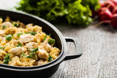 Tavuk ve salata şeklinde demir ile pirinç pilav köri