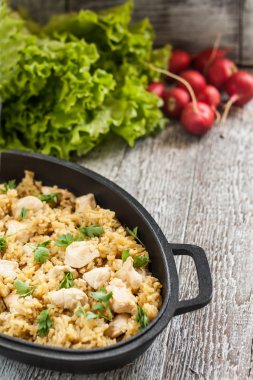 Tavuk ve salata şeklinde demir ile pirinç pilav köri