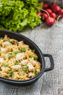 Tavuk ve salata şeklinde demir ile pirinç pilav köri