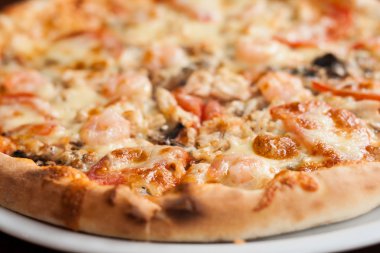 ahşap arka plan üzerinde İtalyan pizza