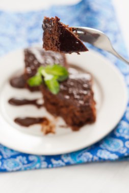 Çikolatalı kek fudge ve mavi peçete için bir plaka üzerinde