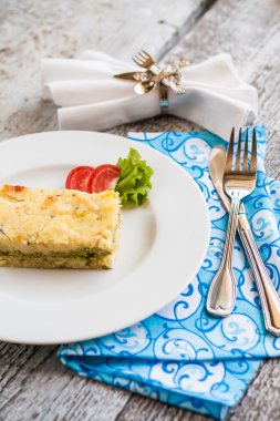 ıspanak bir tabak ve çatal bıçak takımı ile patates güveç