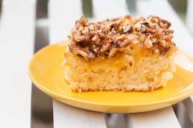 Pasta portakal reçeli ve ceviz ahşap arka plan üzerinde