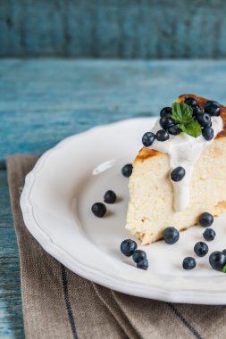 Süzme peynir pişmiş puding, ekşi krema ve yaban mersini 