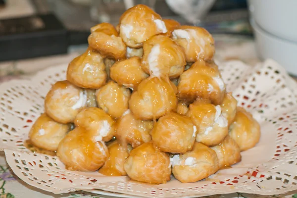 Slavnostní dezert - dort croquembouche — Stock fotografie