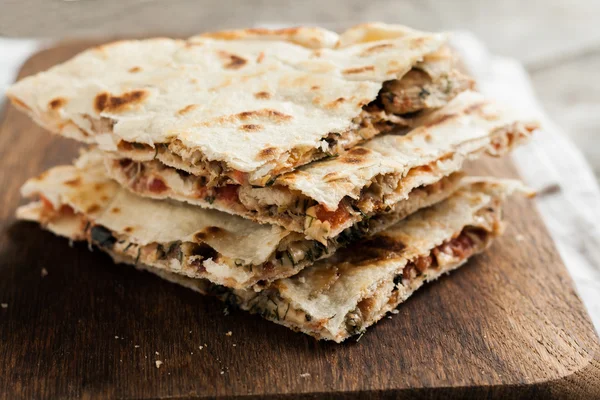 Pila de quesadillas con pollo y verduras en el bo rústico —  Fotos de Stock