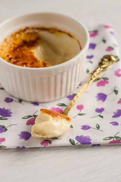 Druh sýra s Creme brulee a lžící ve středu — Stock fotografie