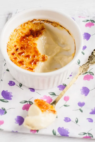 Druh sýra s Creme brulee a lžící ve středu — Stock fotografie