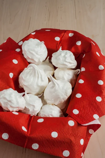 Meringues kecil meringue pada latar belakang merah — Stok Foto