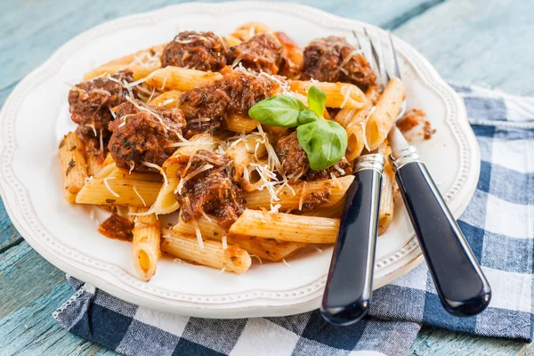 Massa Penne com bolas de carne em molho de tomate — Fotografia de Stock