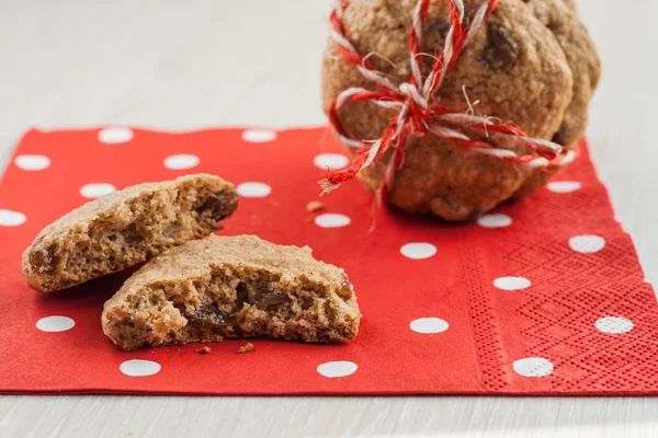 Galletas dietéticas con frutas secas en servilleta roja y atadas con un — Foto de Stock