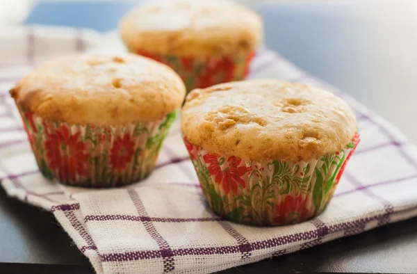 Vanilj Muffins muffins med vit choklad på en handduk — Stockfoto