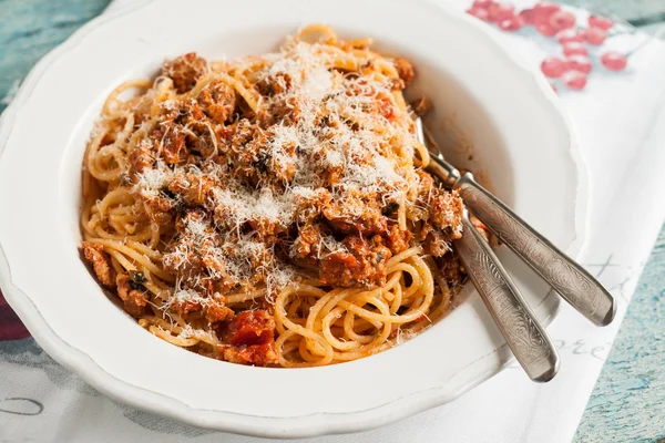 Porção de macarrão bolonhesa em um prato — Fotografia de Stock