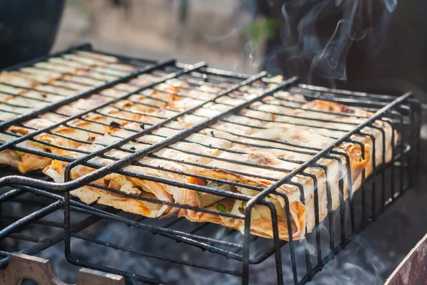 Shawarma, gegrillte Burritos auf dem Grill — Stockfoto