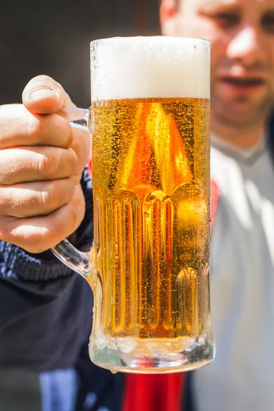 Glas bier in zijn hand man close-up — Stockfoto