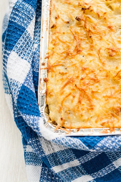 Cazuela Parmentier en una toalla azul —  Fotos de Stock