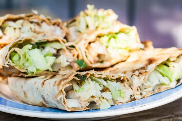 Carne em um pão de pita em uma redução — Fotografia de Stock