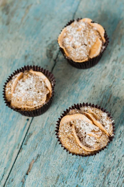 Trois muffins au cupcake aux pommes sur fond de bois — Photo