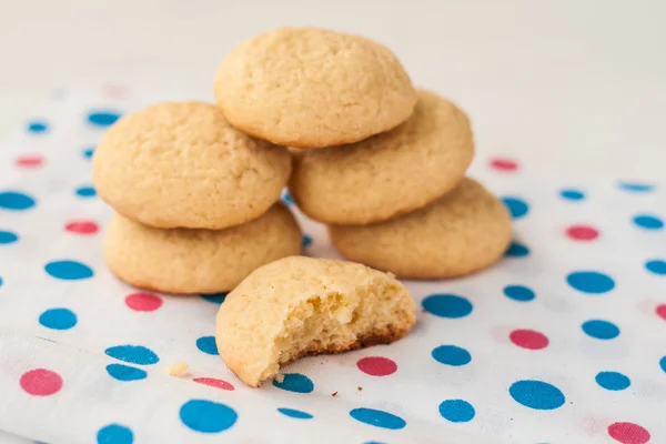 Grentemskoe kulaté sušenky na barevný ubrousek — Stock fotografie