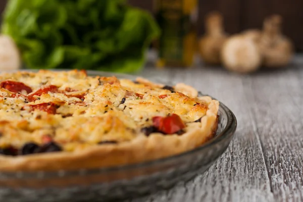 Tart with tomatoes and mushrooms on a plate — Stock Photo, Image