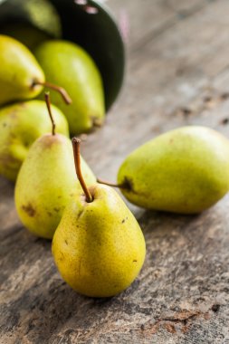 armut bir rustik ahşap masa arka plan üzerine bir kova içinde