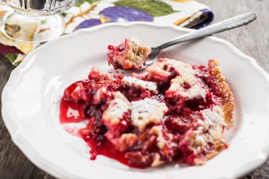 Bir plaka Erik bir Clafoutis hizmet