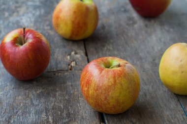 ahşap rustik arka plan üzerinde kırmızı elmalar