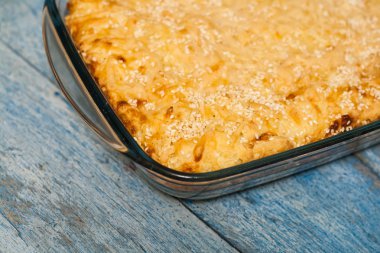 Kırmızı seramik form ahşap bir masa üzerinde peynir pasta