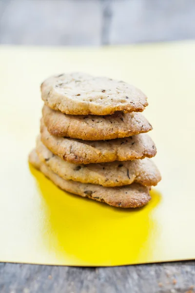 Stapel koekjes met lavendel op een gele achtergrond — Stockfoto