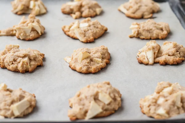 Cookies met een appels op de lade bakken — Stockfoto