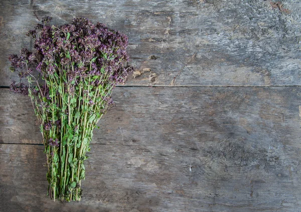 Oregano gerenda feküdt egy fából készült asztal háttere — Stock Fotó