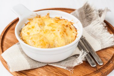 Toplu biçimde otlar ile patates graten