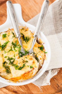 Toplu biçimde otlar ile patates graten