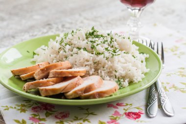 Yeşiller ve dilimlenmiş et parçaları ile beyaz pirinç bir gr ızgara